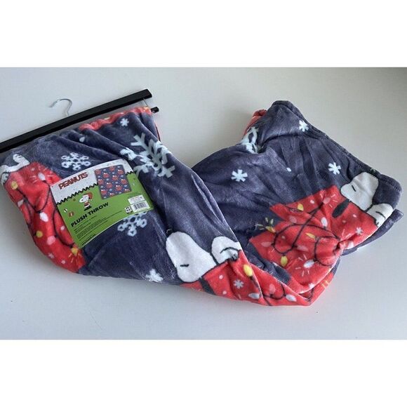 Peanuts Holiday Snoopy Christmas Lighted Doghouse Soft Plush Throw Blanket NEW - Picture 1 of 9